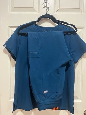 Figs MEDIUM Deep Reef Scrub Top and Pants Set